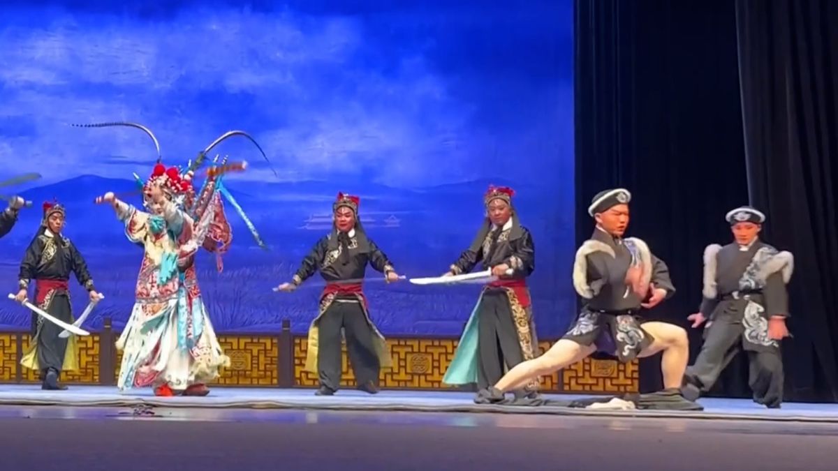 Čínský operní herec pokračoval ve vystoupení, i když mu spadly kalhoty